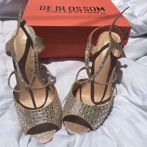 De Blossom Collection: Peep-Toe Pumps